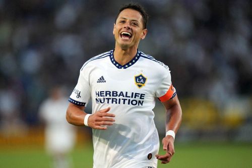 Chicharito gây bão dư luận tại Mexico