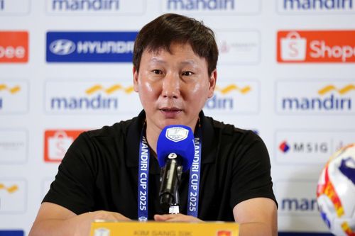 HLV Kim Sang-sik bỏ ngỏ khả năng ra sân của Lý Đức ở bán kết