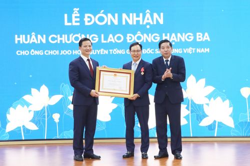 Nguyên CEO Samsung Việt Nam nhận Huân chương Lao động hạng Ba