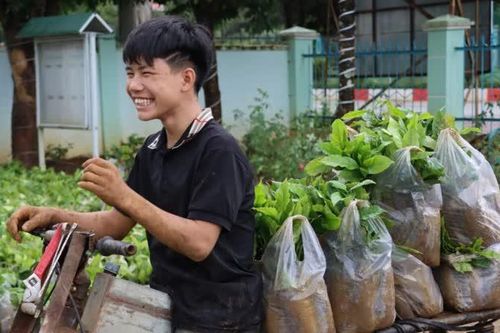 Tu Mơ Rông gieo 'mầm xanh' trong ngày Đại hội Đảng bộ