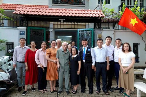 TP.HCM thăm và tặng quà văn nghệ sĩ lão thành tiêu biểu