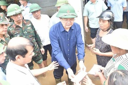 Tỉnh Nghệ An dành ưu tiên cao nhất hỗ trợ người dân vùng ngập lụt