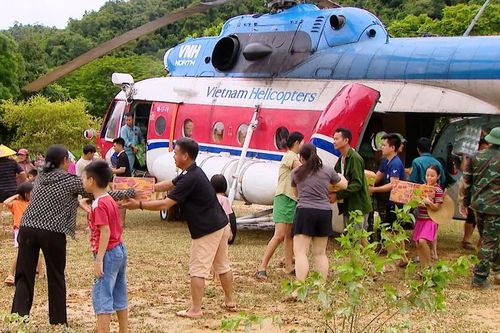 Đồng bào Tương Dương vỡ òa niềm vui đón hàng cứu trợ từ máy bay trực thăng