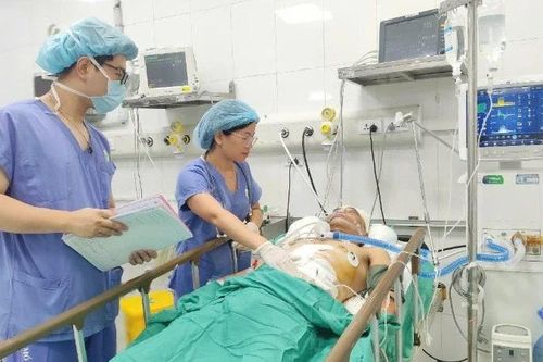 Phẫu thuật cấp cứu cho người đàn ông bị xe bán tải đâm liên hoàn trên phố Khâm Thiên