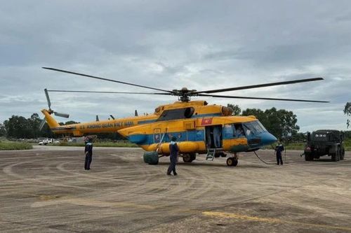 Bộ Quốc phòng huy động trực thăng mang hàng cứu trợ người dân vùng lũ Nghệ An