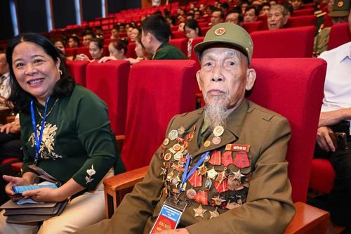 Xúc động hình ảnh gặp mặt người có công và nhân chứng lịch sử