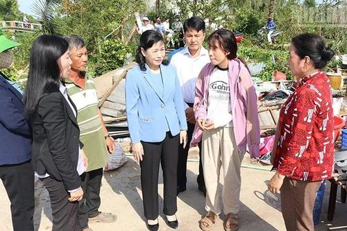 Lãnh đạo tỉnh Đồng Tháp thăm hỏi hộ dân bị ảnh hưởng dông lốc
