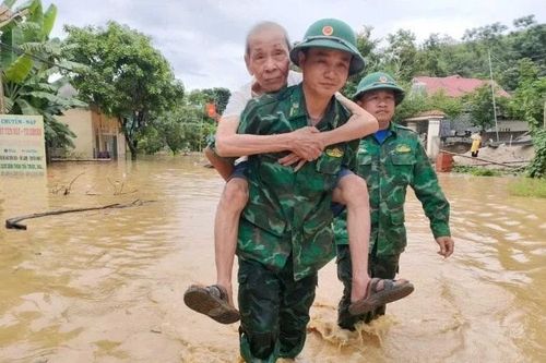 Bộ đội biên phòng Nghệ An giúp dân ổn định sau bão