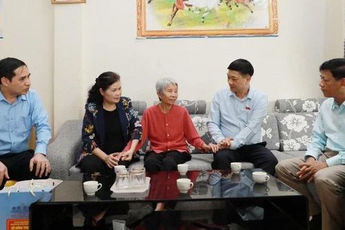 Phó Chủ tịch Quốc hội Vũ Hồng Thanh thăm các gia đình chính sách ở Lai Châu