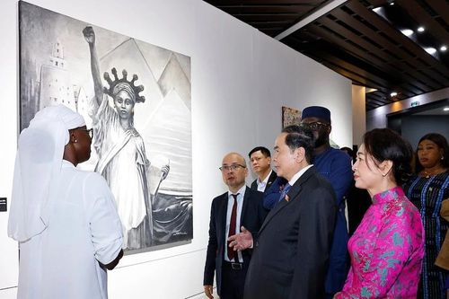 Chủ tịch Quốc hội Trần Thanh Mẫn và Phu nhân tham quan Bảo tàng Văn minh châu Phi