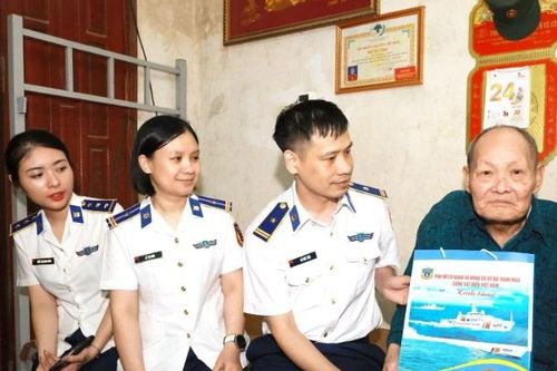 Thăm, tặng quà các gia đình chính sách, người có công nhân Ngày Thương binh-Liệt sĩ