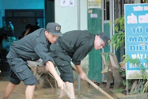 Cảnh sát Cơ động giúp nhân dân Nghệ An sau bão