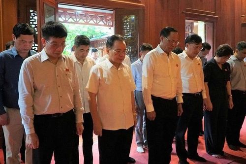 Phó Chủ tịch Quốc hội Trần Quang Phương dâng hương tưởng niệm Đại tướng Võ Nguyên Giáp và các Anh hùng Liệt sĩ tại Điện Biên