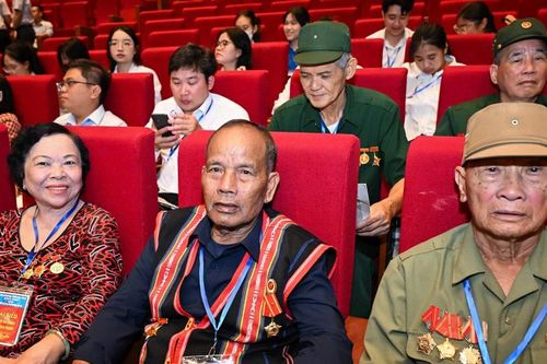 Tri ân những người có công và nhân chứng lịch sử