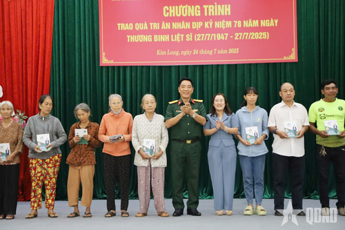 Tổng công ty 28 tặng quà người có công, học sinh hiếu học