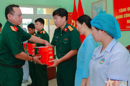 Cục Hậu cần - Kỹ thuật (Quân đoàn 34): Thăm, tặng quà gia đình chính sách, quân nhân điều trị bệnh dài ngày