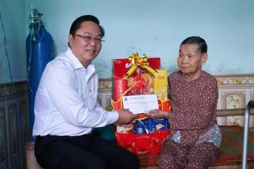 Lãnh đạo thành phố thăm, tặng quà các Bà mẹ Việt Nam Anh hùng