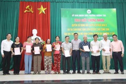 Phường Hương Trà trao 24 Giấy chứng nhận quyền sử dụng đất lần đầu sau khi thực hiện chính quyền địa phương 2 cấp