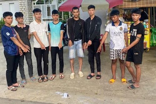 Côn đồ làng ra oai