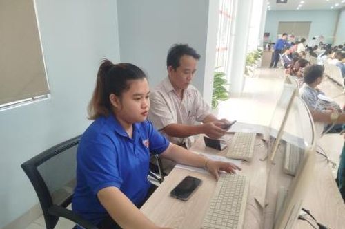 Màu áo xanh tình nguyện tại các Trung tâm phục vụ hành chính công