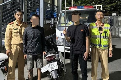 Cảnh sát giao thông khống chế kịp thời các đối tượng mang theo hung khí đi đánh nhau trên phố