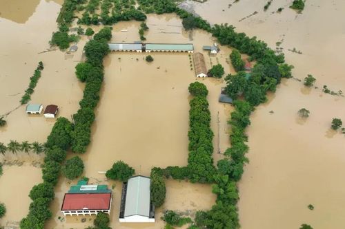 Vùng lũ Nghệ An: Nắng lên, nhưng nhiều nơi vẫn ngập nặng