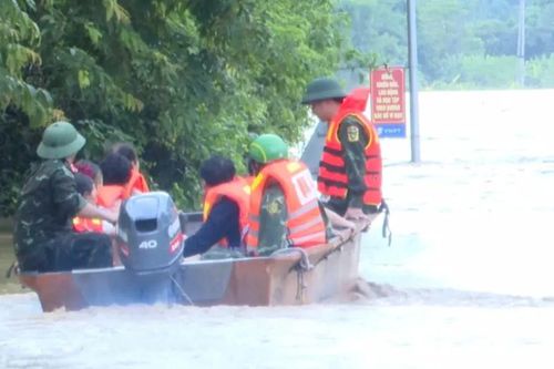 Phó Thủ tướng Mai Văn Chính thăm, động viên đồng bào vùng lũ Nghệ An