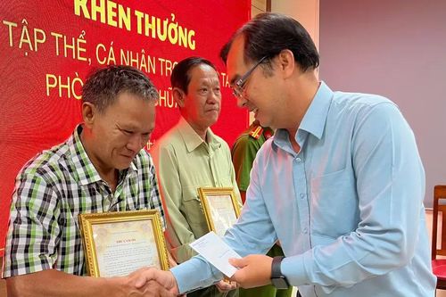 Phường Thủ Đức (TPHCM) khen thưởng đột xuất 4 tập thể, cá nhân kịp thời chữa cháy tại chợ Thủ Đức