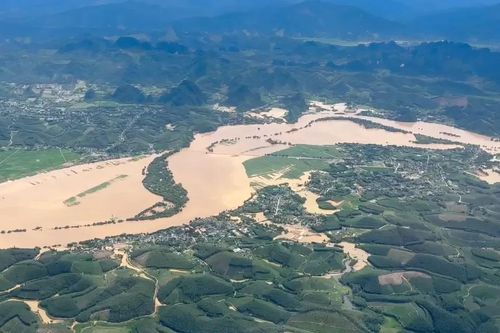 Nước lũ mênh mông ở Nghệ An nhìn từ trực thăng