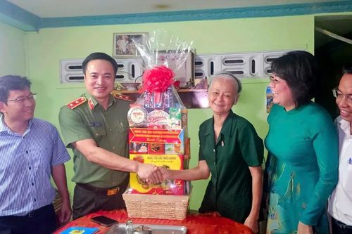 Trung tướng Mai Hoàng thăm, tặng quà các gia đình chính sách tiêu biểu