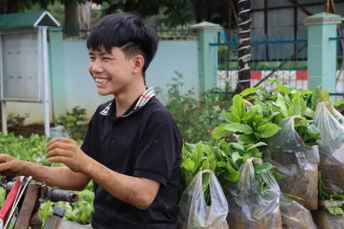 Tiếp nhận gần 800 triệu đồng giá trị cây giống, vật tư hỗ trợ đồng bào Xơ Đăng