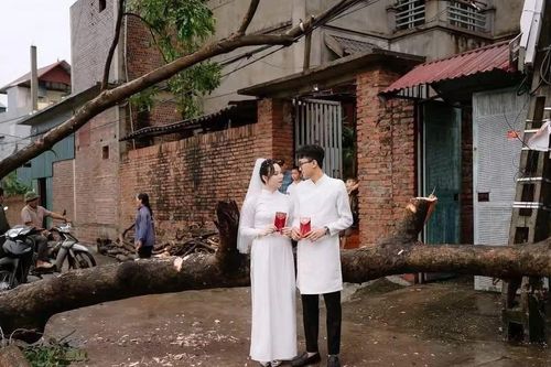 Đám cưới của cặp đôi sau ngày bão gây xôn xao mạng xã hội