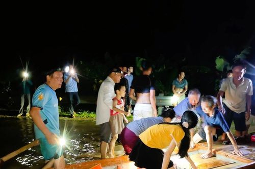 Nước dâng cao, người dân vùng hạ du Nghệ An chạy lũ trong đêm