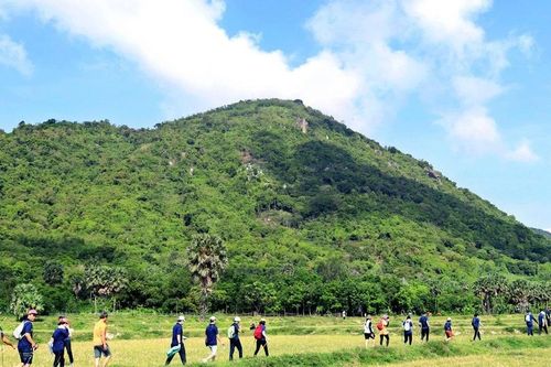 Du lịch núi Cấm mùa mưa, băng rừng, tắm suối, hít hà thiên nhiên