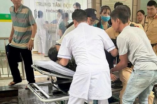 Cảnh sát giao thông mở đường cho ô tô chở người đột quỵ đi cấp cứu
