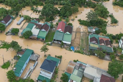 Lũ hạ lưu sông Lam dâng cao, hàng nghìn nhà dân ở Nghệ An bị ngập