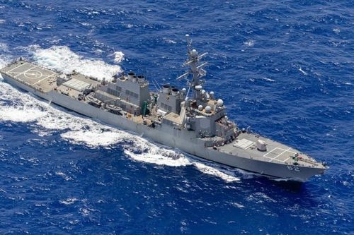 Iran 'chạm trán' tàu khu trục Mỹ tại Vịnh Oman, tuyên bố sẽ không đứng yên chịu trừng phạt