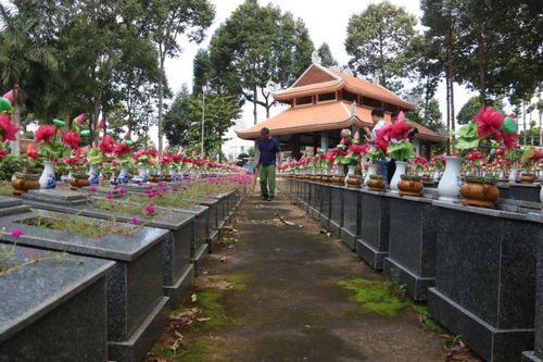 Người thương binh trong nghĩa trang