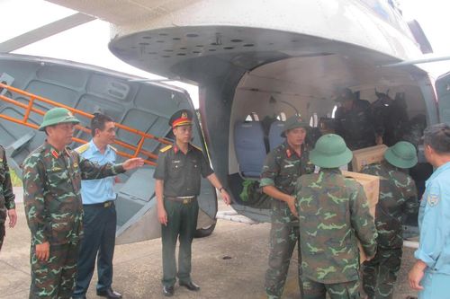 Bộ Quốc phòng điều động trực thăng thả hàng cứu trợ nhân dân vùng lũ