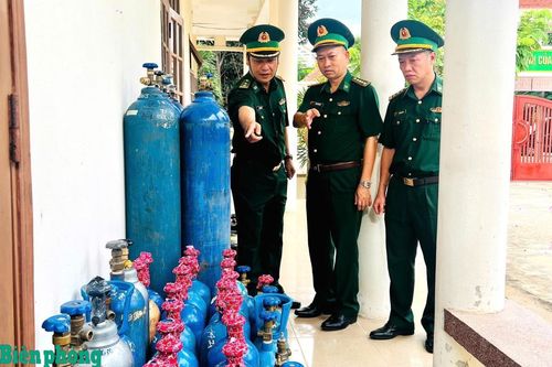 Đồn Biên phòng Non Nước tạm giữ hàng trăm bình khí cười