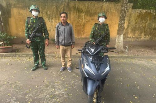 Bắt giữ, xử lý đối tượng vận chuyển trái phép xe máy qua biên giới