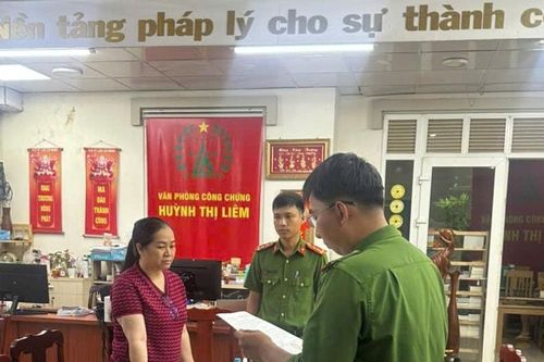 Công chứng viên giả mạo chủ đất để ký kết các hợp đồng giao dịch nhằm chiếm đoạt