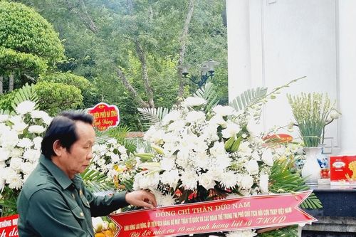 Trung ương Hội Cựu TNXP Việt Nam dâng hương tưởng niệm và trao quà nghĩa tình tại Ngã ba Đồng Lộc