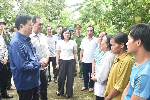 Phó Thủ tướng Mai Văn Chính thăm hỏi, động viên người dân bị ảnh hưởng bởi mưa lũ tại Thanh Hóa, Nghệ An
