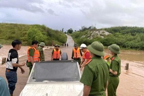 Huy động hơn 150 người tìm 2 nạn nhân mất tích khi đi qua ngầm tràn