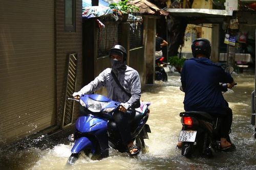 Nhiều tuyến phố Hà Nội ngập tới nửa mét sau cơn mưa nặng hạt
