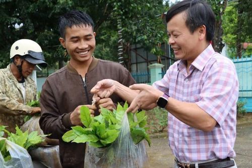 Một đại hội Đảng bộ xã không nhận hoa, chỉ nhận cây giống, phân bón
