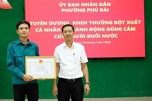 Khen thưởng anh thợ hồ dũng cảm cứu người đuối nước