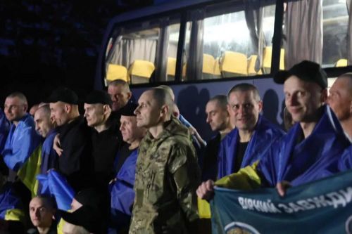 Nga và Ukraine trao đổi tù binh, Mỹ duyệt bán linh kiện vũ khí cho Kiev