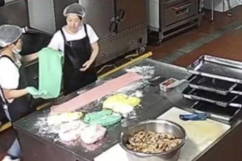 Hiệu trưởng lệnh trộn sơn vào thức ăn để ảnh chụp bắt mắt, thu hút tuyển sinh